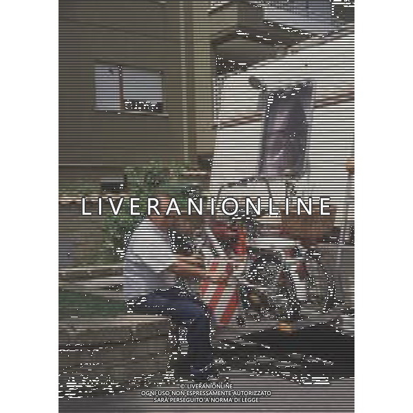 DIAP-RETROSPETTIVA GINCARLO MAGALLI PRESENTATORE TELEVISIVO NELLA FOTO GIANCARLO MAGALLI NEL CAMPER A ROMA FOTO EDGARDO DELLA SCORCIOSA-AG ALDO LIVERANI SAS