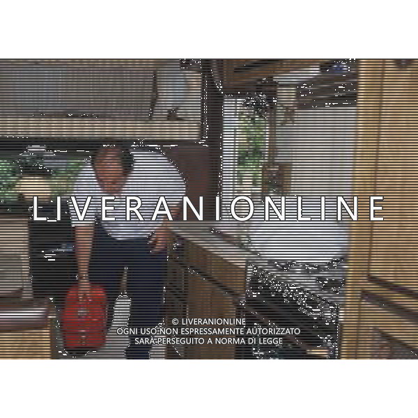 DIAP-RETROSPETTIVA GINCARLO MAGALLI PRESENTATORE TELEVISIVO NELLA FOTO GIANCARLO MAGALLI NEL CAMPER A ROMA FOTO EDGARDO DELLA SCORCIOSA-AG ALDO LIVERANI SAS