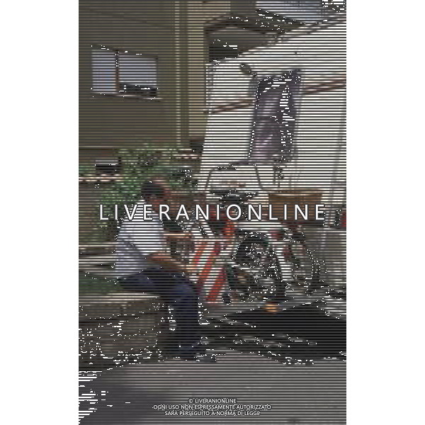 DIAP-RETROSPETTIVA GINCARLO MAGALLI PRESENTATORE TELEVISIVO NELLA FOTO GIANCARLO MAGALLI NEL CAMPER A ROMA FOTO EDGARDO DELLA SCORCIOSA-AG ALDO LIVERANI SAS