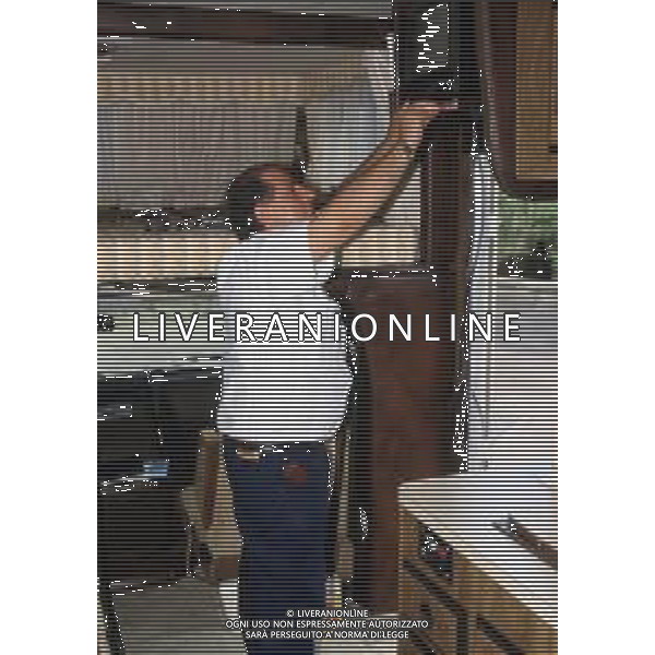 DIAP-RETROSPETTIVA GINCARLO MAGALLI PRESENTATORE TELEVISIVO NELLA FOTO GIANCARLO MAGALLI NEL CAMPER A ROMA FOTO EDGARDO DELLA SCORCIOSA-AG ALDO LIVERANI SAS