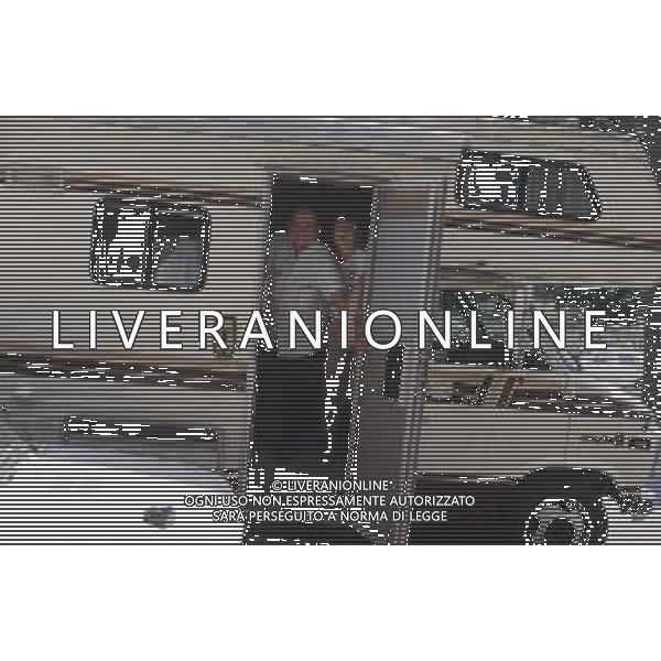 DIAP-RETROSPETTIVA GINCARLO MAGALLI PRESENTATORE TELEVISIVO NELLA FOTO GIANCARLO MAGALLI NEL CAMPER A ROMA FOTO EDGARDO DELLA SCORCIOSA-AG ALDO LIVERANI SAS