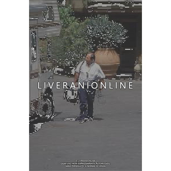 DIAP-RETROSPETTIVA GINCARLO MAGALLI PRESENTATORE TELEVISIVO NELLA FOTO GIANCARLO MAGALLI NEL CAMPER A ROMA FOTO EDGARDO DELLA SCORCIOSA-AG ALDO LIVERANI SAS