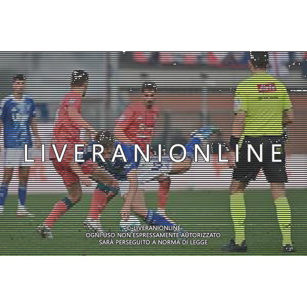 TVRG Como vs Cagliari nella foto Matteo Prati (Cagliari) atterra Nicolas Paz Martinez (Como) Como 08-11-2025 Stadio Giuseppe Sinigaglia Como vs Cagliari Campionato Serie A Enilive - 11a giornata foto Roberto Garavaglia/Agenzia Aldo Liverani sas