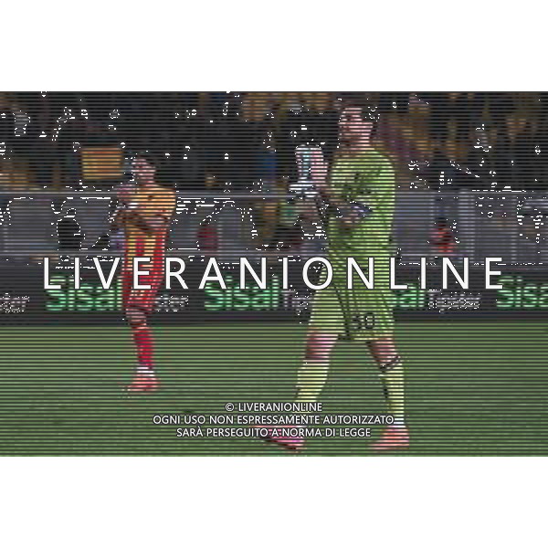 TVPG US Lecce vs Hellas Verona FC nella foto Falcone Wladimiro (Us Lecce) sotto la curva dopo la partita Lecce (ITA) 08-11 -2025 Stadio “E. Giardiniero” Via del Mare - Undicesima Giornata Serie A EniLive 2025/26 ©TVPG GOLIA PASQUALE - AGENZIA ALDO LIVERANI SAS