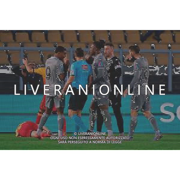 TVEM November 08, 2025 Lecce, Italy - US Lecce vs Hellas Verona - Italian soccer serie A 2025/26 - Via Del Mare Stadium. In the pic: Players of Hellas Verona protests with the Referee Rosario Abisso of Palermo ©TVEM Mastrodonato Emmanuele - AGENZIA ALDO LIVERANI SAS