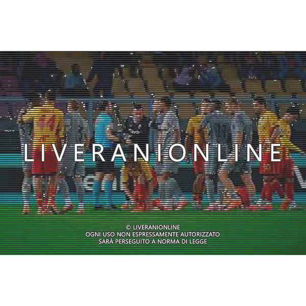 TVEM November 08, 2025 Lecce, Italy - US Lecce vs Hellas Verona - Italian soccer serie A 2025/26 - Via Del Mare Stadium. In the pic: Players of Hellas Verona protests with the Referee Rosario Abisso of Palermo ©TVEM Mastrodonato Emmanuele - AGENZIA ALDO LIVERANI SAS