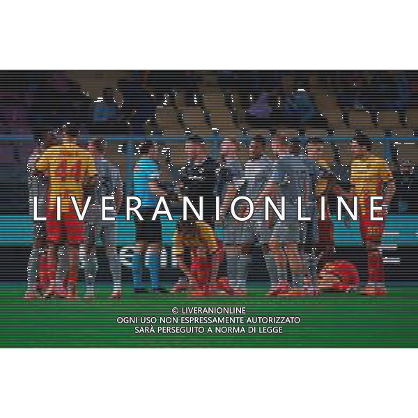 TVEM November 08, 2025 Lecce, Italy - US Lecce vs Hellas Verona - Italian soccer serie A 2025/26 - Via Del Mare Stadium. In the pic: Players of Hellas Verona protests with the Referee Rosario Abisso of Palermo ©TVEM Mastrodonato Emmanuele - AGENZIA ALDO LIVERANI SAS