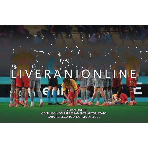 TVEM November 08, 2025 Lecce, Italy - US Lecce vs Hellas Verona - Italian soccer serie A 2025/26 - Via Del Mare Stadium. In the pic: Players of Hellas Verona protests with the Referee Rosario Abisso of Palermo ©TVEM Mastrodonato Emmanuele - AGENZIA ALDO LIVERANI SAS