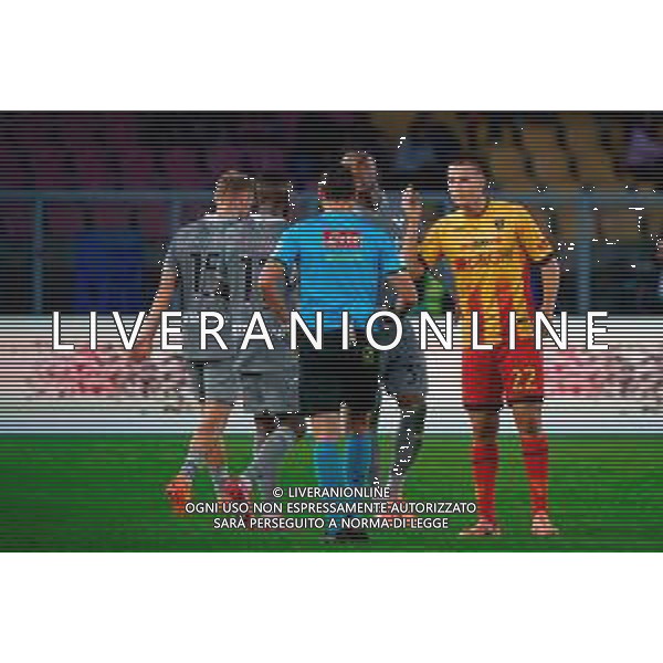 TVEM November 08, 2025 Lecce, Italy - US Lecce vs Hellas Verona - Italian soccer serie A 2025/26 - Via Del Mare Stadium. In the pic: Francesco Camarda of US Lecce protests with the Referee Rosario Abisso of Palermo ©TVEM Mastrodonato Emmanuele - AGENZIA ALDO LIVERANI SAS
