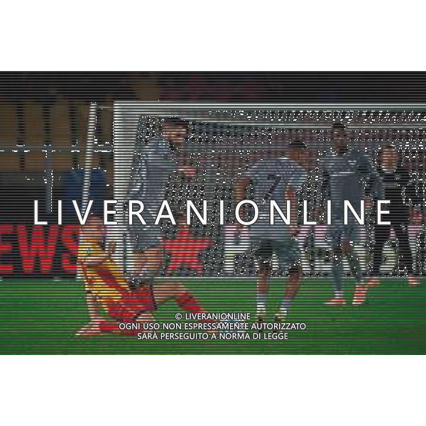 TVEM November 08, 2025 Lecce, Italy - US Lecce vs Hellas Verona - Italian soccer serie A 2025/26 - Via Del Mare Stadium. In the pic: Francesco Camarda of US Lecce in action against Roberto Gagliardini and Rafik Belghali of Hellas Verona ©TVEM Mastrodonato Emmanuele - AGENZIA ALDO LIVERANI SAS