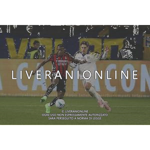 Pervis Estupinan of AC Milan competes for the ball with Adriàn Bernabè of Parma AC during Parma Calcio vs AC Milan, 11° Serie A Enilive 2025-26 game at Ennio Tardini stadium in Parma (PR), Italy, on November 08, 2025. (Photo by Davide Casentini)- AGENZIA ALDO LIVERANI SAS