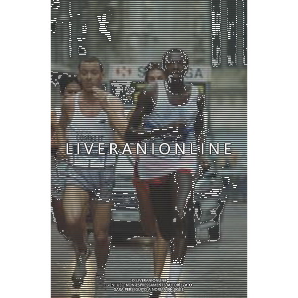 DIAP-RETROSPETTIVA JOHN NGUGI ATLETA NELLA FOTO JOHN NGUGI PARTECIPA ALLA STRAMILANO NELL\'ANNO 1989 AG ALDO LIVERANI SAS