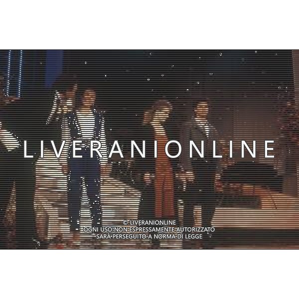 DIAP- RETROSPETTIVA LENA BIOLCATI CANTANTE NELLA FOTO LENA BIOLCATI AL FESTIVAL DI SANREMO SEZIONE NUOVE PROPOSTE NELL’ANNO 1985 CON PIPPO BAUDO, MIANI E CINZIA CORRADO ( VINCITRICE ) AGENZIA ALDO LIVERANI SAS