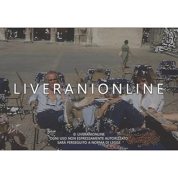 DIAP-RETROSPETTIVA GIORGIO ALBERTAZZI ATTORE NELLA FOTO GIORGIO ALBERTAZZI ALLA MANIFESTAZIONE L\'ANGOLO DELL\'INFORMAZIONE A SPOLETO NELL\'ANNO 1985 CON PIA TOLOMEI AG ALDO LIVERANI SAS