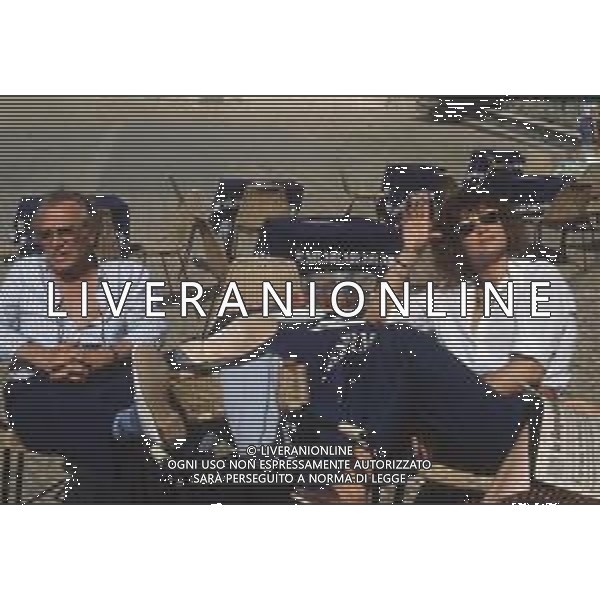 DIAP-RETROSPETTIVA GIORGIO ALBERTAZZI ATTORE NELLA FOTO GIORGIO ALBERTAZZI ALLA MANIFESTAZIONE L\'ANGOLO DELL\'INFORMAZIONE A SPOLETO NELL\'ANNO 1985 CON PIA TOLOMEI AG ALDO LIVERANI SAS