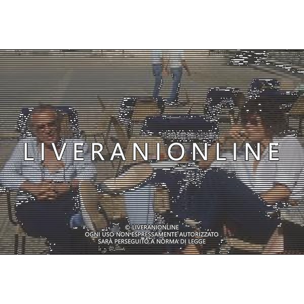 DIAP-RETROSPETTIVA GIORGIO ALBERTAZZI ATTORE NELLA FOTO GIORGIO ALBERTAZZI ALLA MANIFESTAZIONE L\'ANGOLO DELL\'INFORMAZIONE A SPOLETO NELL\'ANNO 1985 CON PIA TOLOMEI AG ALDO LIVERANI SAS