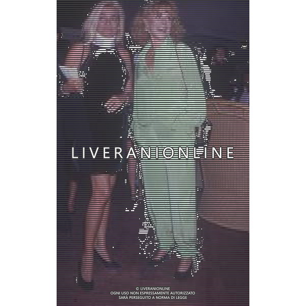 DIAP-RETROSPETTIVA OMBRETTA COLLI CANTANTE NELLA FOTO OMBRETTA COLLI CON MARA VENIER A VENEZIA NELL\'ANNO 1991 AG ALDO LIVERANI SAS