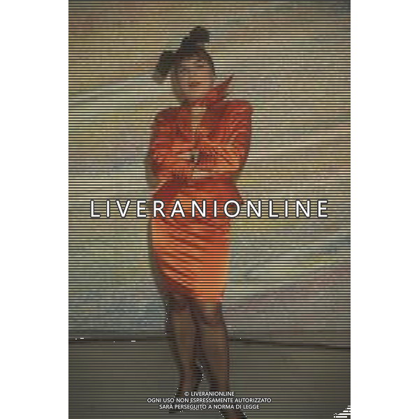 DIAP-RETROSPETTIVA SYUSY BLADY CONDUTTRICE TELEVISIVA NELLA FOTO SYUSY BLADY PRESENTA “IL MANUALE DELLE TAP MODEL “ A MILANO AG ALDO LIVERANI SAS