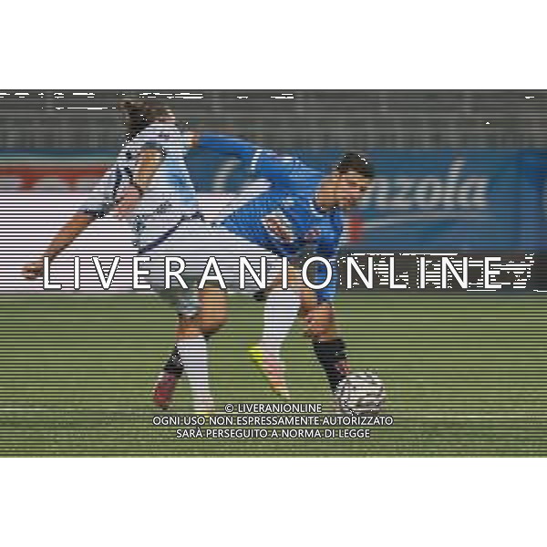 09-11-2025 NOVARA-CAMPIONATO DI CALCIO LEGA PRO NOVARA-LECCO NELLA FOTO Basso contro Sipos Leon FOTO ANDREA MARANGON-AG ALDO LIVERANI SAS