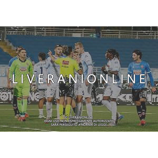 Squadra Lecco discute con Arbitro direttore di gara -Novara e Lecco Campionato calcio Lega Pro Girone A 09.11. 2025 ©MARANGON ANDREA - AGENZIA ALDO LIVERANI SAS
