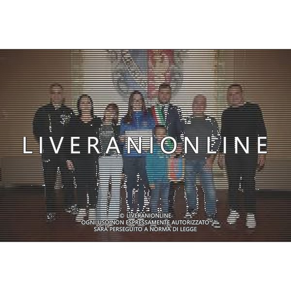 IMOLA 03 11 2025 BRONZO MONDIALE PER L\'IMOLESE NADIA LO SAPIO:IL SINDACO MARCO PANIERI LA RICEVE IN MUNICIPIO NELLA FOTO MAESTRO DI NADIA LO SAPIO DAVIDE GIOVANNINI,NADIA LO SAPIO SINDACO DI IMOLA MARCO PANIERI STEFANO MIRRI COMUNE DI IMOLA E I FAMIGLIARI DI NADIA ©SANNA - AGENZIA ALDO LIVERANI SAS