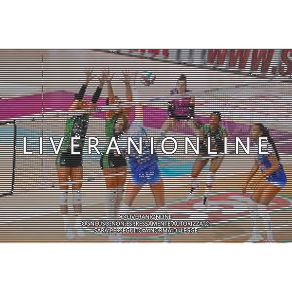 Serie A1 Tigota’ Igor Novara - Megabox Vallefoglia. Novara - 12 Novembre 2025. Nella foto Lina Alsmeier contrastata da Bici e Candi FOTO ANDREA MARANGON - AG ALDO LIVERANI SAS - Campionato Volley Femminile