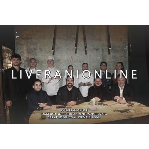 IMOLA 14 11 2025 PIAZZA MATTEOTTI CONFERENZA STAMPA un anno dopo l’apertura DEL RISTORANTE SEMPLICE NELLA FOTO DA SINISTRA FRANCESCO CIORIA,MAX MASCIA,GIACOMO MARCATTILII E DAVIDE CAMANZI CON LO STAFFI DEL RISTORANTE SEMPLICE ©SANNA - AGENZIA ALDO LIVERANI SAS