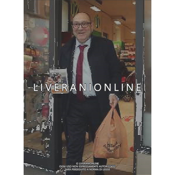 IMOLA 15 11 2025 COLLETTA ALIMENTARE PRESENTI SINDACO DI IMOLA MARCO PANIERI,CONSIGLIERE REGIONALE FABRIZIO CASTELLARI,ASSESSORE DANIELA SPADONI,NICHOLAS VACCHI VICE PRESIDENTE DEL CONSIGLIO COMUNALE,ROBERTO VISANI PRESIDENTE DEL CONSIGLIO COMUNALE DI IMOLA,MARCO COMMISSARI E I VOLONTARI NELLA FOTO FABRIZIO CASTELLARI CONSIGLIERE REGIONALE E-R DEL PD ©SANNA - AGENZIA ALDO LIVERANI SAS