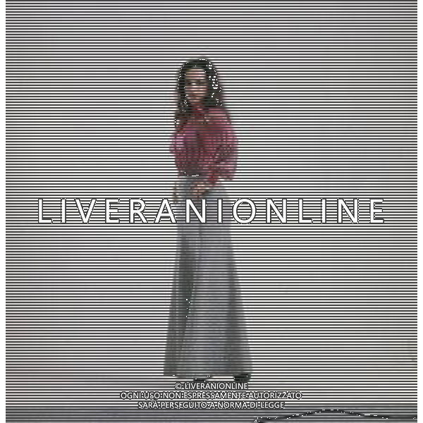 COL-RETROSPETTIVA DORA MORONI CANTANTE E PRESENTARICE TELEVISIVA NELLA FOTO DORA MORONI IN SALA DI POSA INIZIO CARRIERA AG ALDO LIVERANI SAS