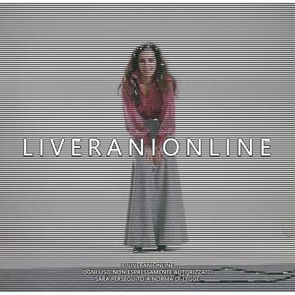 COL-RETROSPETTIVA DORA MORONI CANTANTE E PRESENTARICE TELEVISIVA NELLA FOTO DORA MORONI IN SALA DI POSA INIZIO CARRIERA AG ALDO LIVERANI SAS