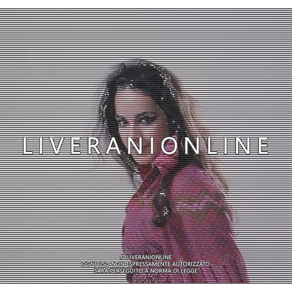 COL-RETROSPETTIVA DORA MORONI CANTANTE E PRESENTARICE TELEVISIVA NELLA FOTO DORA MORONI IN SALA DI POSA INIZIO CARRIERA AG ALDO LIVERANI SAS