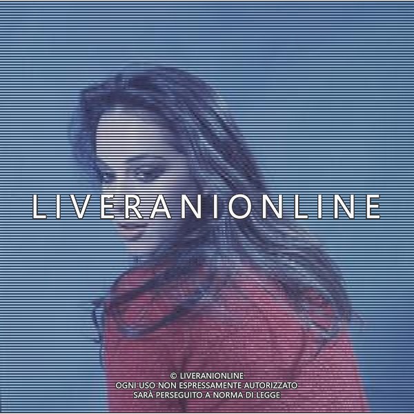 COL-RETROSPETTIVA DORA MORONI CANTANTE E PRESENTARICE TELEVISIVA NELLA FOTO DORA MORONI IN SALA DI POSA INIZIO CARRIERA AG ALDO LIVERANI SAS