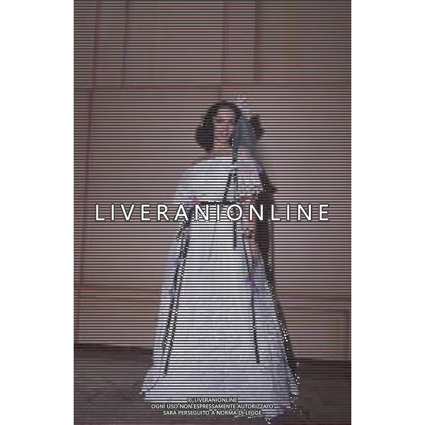 DIAP-RETROSPETTIVA DORA MORONI CANTANTE E PRESENTATRICE TELEVISIVA NELLA FOTO DORA MORONI VESTITO DA SPOSA A ROMA FOTO EDGARDO DELLA SCORCIOSA-AG ALDO LIVERANI SAS  