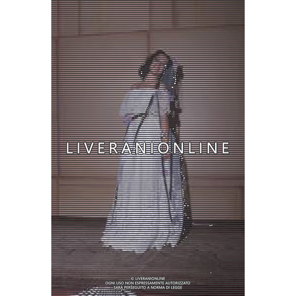 DIAP-RETROSPETTIVA DORA MORONI CANTANTE E PRESENTATRICE TELEVISIVA NELLA FOTO DORA MORONI VESTITO DA SPOSA A ROMA FOTO EDGARDO DELLA SCORCIOSA-AG ALDO LIVERANI SAS  