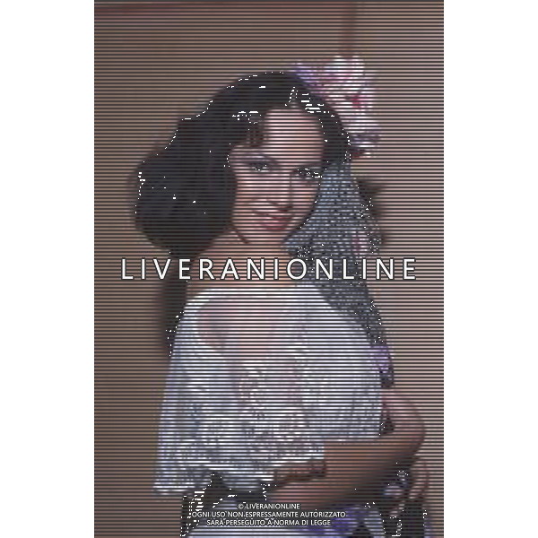 DIAP-RETROSPETTIVA DORA MORONI CANTANTE E PRESENTATRICE TELEVISIVA NELLA FOTO DORA MORONI VESTITO DA SPOSA A ROMA FOTO EDGARDO DELLA SCORCIOSA-AG ALDO LIVERANI SAS  