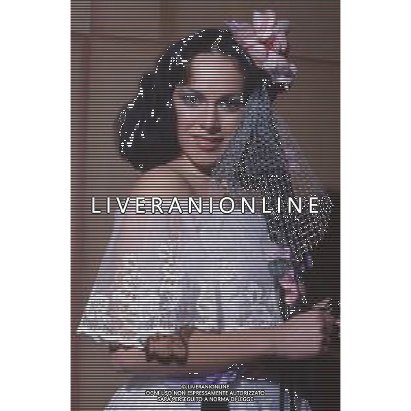 DIAP-RETROSPETTIVA DORA MORONI CANTANTE E PRESENTATRICE TELEVISIVA NELLA FOTO DORA MORONI VESTITO DA SPOSA A ROMA FOTO EDGARDO DELLA SCORCIOSA-AG ALDO LIVERANI SAS  