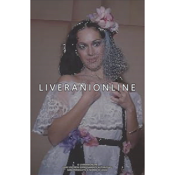 DIAP-RETROSPETTIVA DORA MORONI CANTANTE E PRESENTATRICE TELEVISIVA NELLA FOTO DORA MORONI VESTITO DA SPOSA A ROMA FOTO EDGARDO DELLA SCORCIOSA-AG ALDO LIVERANI SAS  