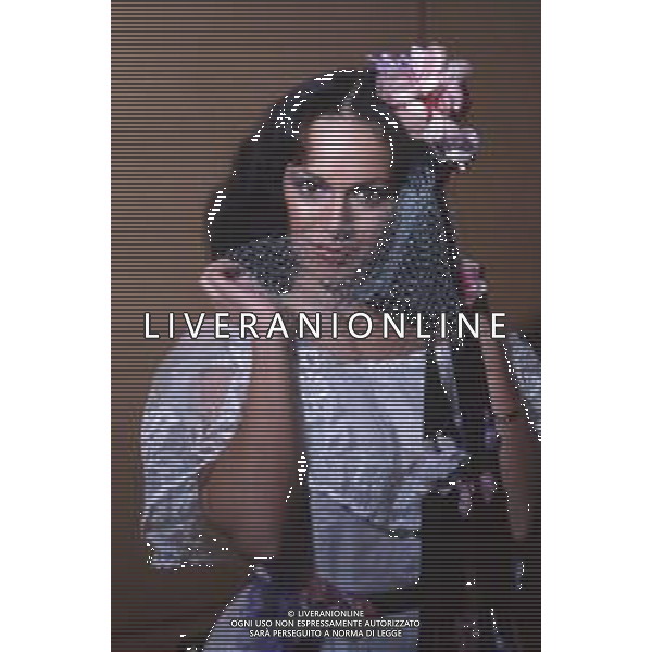 DIAP-RETROSPETTIVA DORA MORONI CANTANTE E PRESENTATRICE TELEVISIVA NELLA FOTO DORA MORONI VESTITO DA SPOSA A ROMA FOTO EDGARDO DELLA SCORCIOSA-AG ALDO LIVERANI SAS  