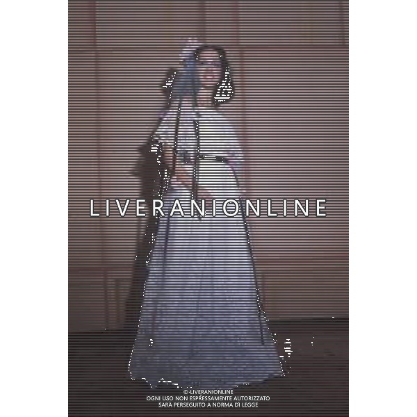 DIAP-RETROSPETTIVA DORA MORONI CANTANTE E PRESENTATRICE TELEVISIVA NELLA FOTO DORA MORONI VESTITO DA SPOSA A ROMA FOTO EDGARDO DELLA SCORCIOSA-AG ALDO LIVERANI SAS  