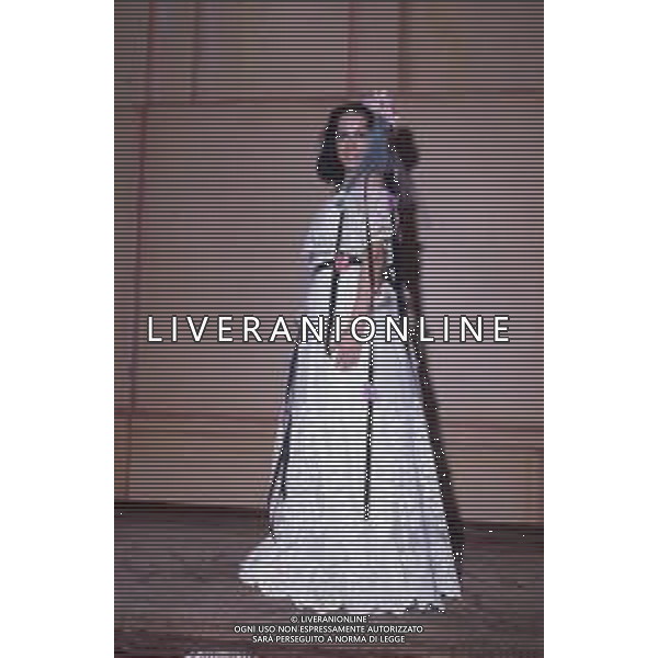 DIAP-RETROSPETTIVA DORA MORONI CANTANTE E PRESENTATRICE TELEVISIVA NELLA FOTO DORA MORONI VESTITO DA SPOSA A ROMA FOTO EDGARDO DELLA SCORCIOSA-AG ALDO LIVERANI SAS  