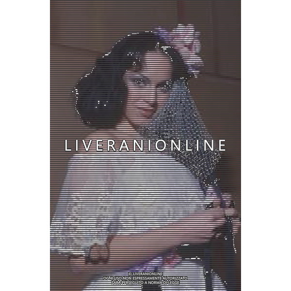 DIAP-RETROSPETTIVA DORA MORONI CANTANTE E PRESENTATRICE TELEVISIVA NELLA FOTO DORA MORONI VESTITO DA SPOSA A ROMA FOTO EDGARDO DELLA SCORCIOSA-AG ALDO LIVERANI SAS  