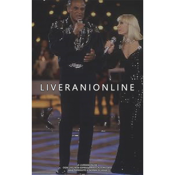 DIAP-RETROSPETTIVA -HARRY BELEFONTE CANTANTE NELLA FOTO HARRY BELAFONTECON RAFFAELLA CARRA\' NELL\'ANNO 1988 A MILANO OSPITE DELLA TRSMISSIONE TELEVISIVA “RAFFAELLA CARRA\' SHOW “ AG ALDO LIVERANI SAS