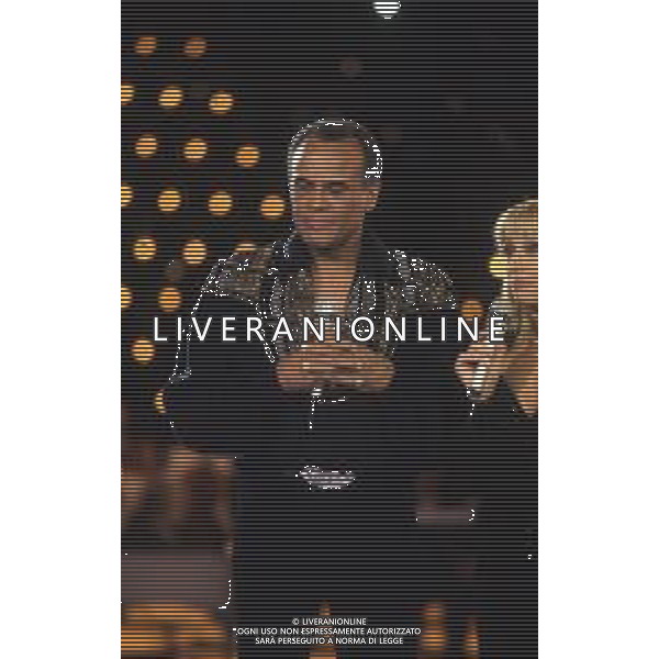 DIAP-RETROSPETTIVA -HARRY BELEFONTE CANTANTE NELLA FOTO HARRY BELAFONTECON RAFFAELLA CARRA\' NELL\'ANNO 1988 A MILANO OSPITE DELLA TRSMISSIONE TELEVISIVA “RAFFAELLA CARRA\' SHOW “ AG ALDO LIVERANI SAS