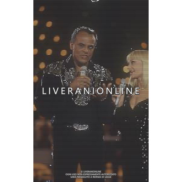 DIAP-RETROSPETTIVA -HARRY BELEFONTE CANTANTE NELLA FOTO HARRY BELAFONTECON RAFFAELLA CARRA\' NELL\'ANNO 1988 A MILANO OSPITE DELLA TRSMISSIONE TELEVISIVA “RAFFAELLA CARRA\' SHOW “ AG ALDO LIVERANI SAS