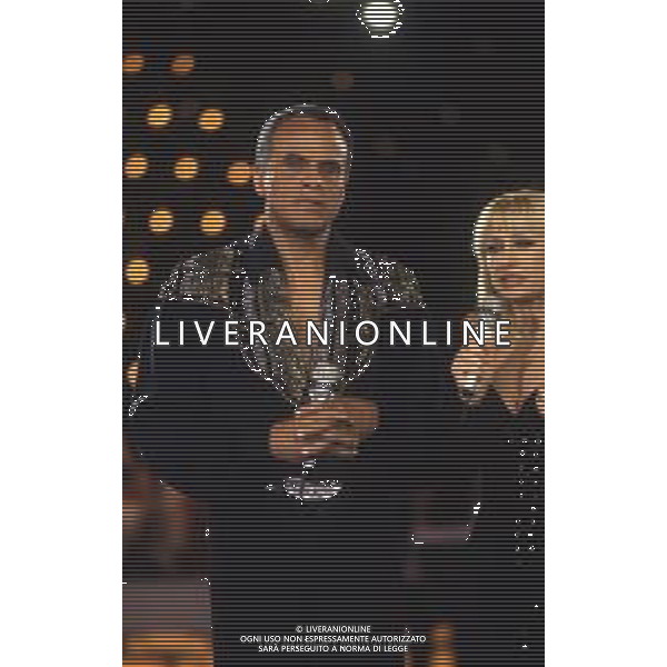 DIAP-RETROSPETTIVA -HARRY BELEFONTE CANTANTE NELLA FOTO HARRY BELAFONTECON RAFFAELLA CARRA\' NELL\'ANNO 1988 A MILANO OSPITE DELLA TRSMISSIONE TELEVISIVA “RAFFAELLA CARRA\' SHOW “ AG ALDO LIVERANI SAS