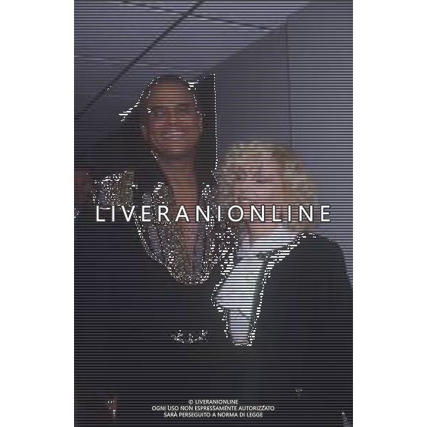 DIAP-RETROSPETTIVA -HARRY BELEFONTE CANTANTE NELLA FOTO HARRY BELAFONTE NELL\'ANNO 1988 A MILANO OSPITE DELLA TRSMISSIONE TELEVISIVA “RAFFAELLA CARRA\' SHOW “ CON PATTY PRAVO AG ALDO LIVERANI SAS