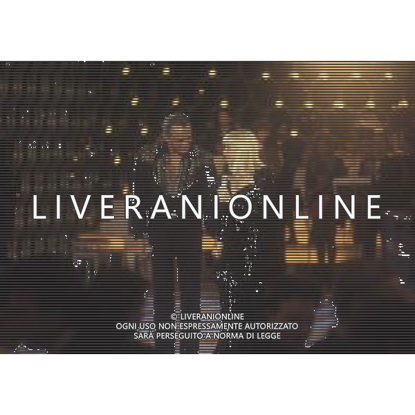 DIAP-RETROSPETTIVA -HARRY BELEFONTE CANTANTE NELLA FOTO HARRY BELAFONTECON RAFFAELLA CARRA\' NELL\'ANNO 1988 A MILANO OSPITE DELLA TRSMISSIONE TELEVISIVA “RAFFAELLA CARRA\' SHOW “ AG ALDO LIVERANI SAS
