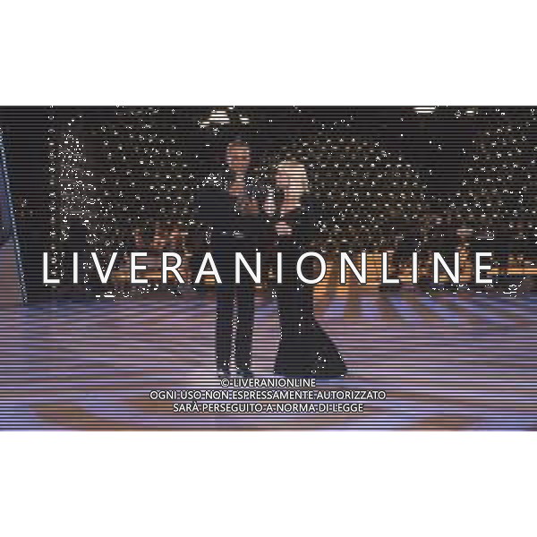 DIAP-RETROSPETTIVA -HARRY BELEFONTE CANTANTE NELLA FOTO HARRY BELAFONTECON RAFFAELLA CARRA\' NELL\'ANNO 1988 A MILANO OSPITE DELLA TRSMISSIONE TELEVISIVA “RAFFAELLA CARRA\' SHOW “ AG ALDO LIVERANI SAS