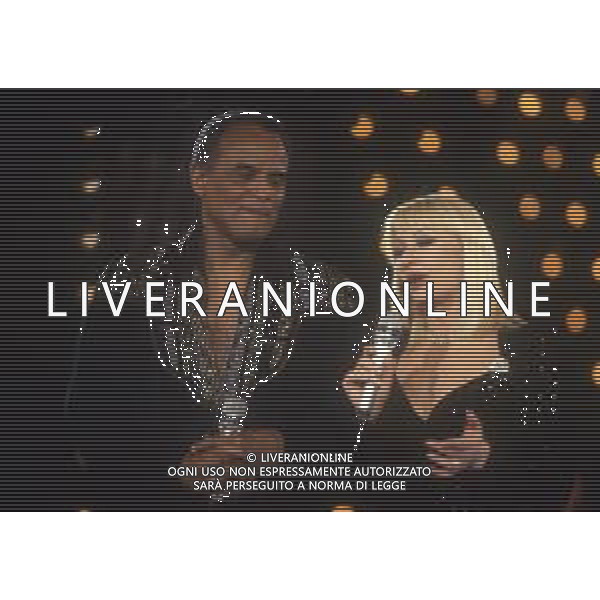 DIAP-RETROSPETTIVA -HARRY BELEFONTE CANTANTE NELLA FOTO HARRY BELAFONTECON RAFFAELLA CARRA\' NELL\'ANNO 1988 A MILANO OSPITE DELLA TRSMISSIONE TELEVISIVA “RAFFAELLA CARRA\' SHOW “ AG ALDO LIVERANI SAS