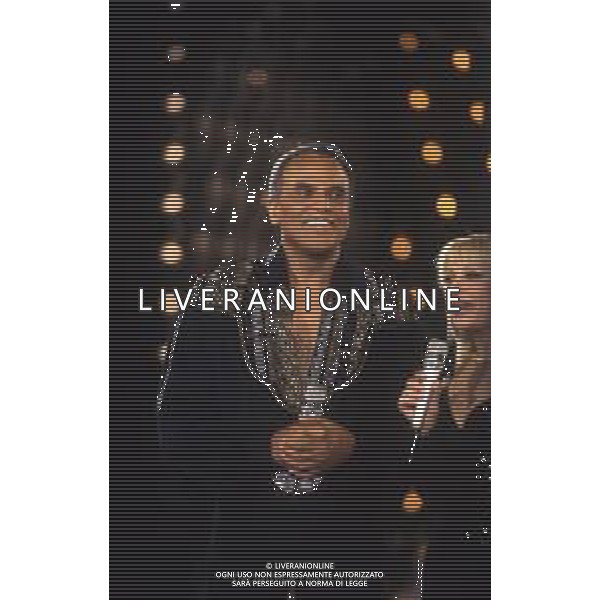 DIAP-RETROSPETTIVA -HARRY BELEFONTE CANTANTE NELLA FOTO HARRY BELAFONTECON RAFFAELLA CARRA\' NELL\'ANNO 1988 A MILANO OSPITE DELLA TRSMISSIONE TELEVISIVA “RAFFAELLA CARRA\' SHOW “ AG ALDO LIVERANI SAS